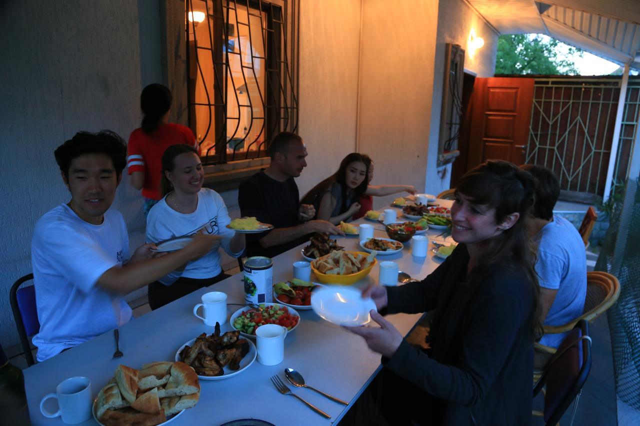 "European" Backpackers Hostel In 알마티 외부 사진