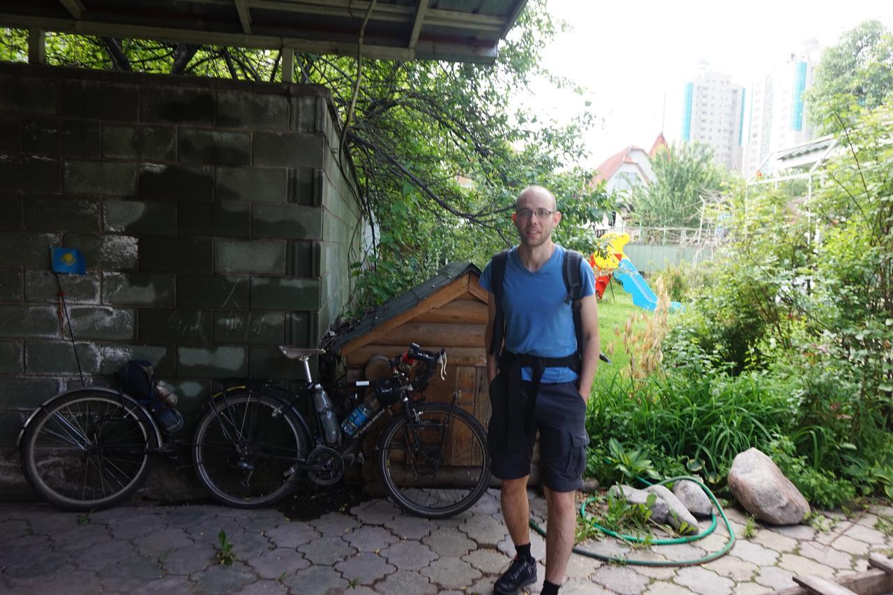 "European" Backpackers Hostel In 알마티 외부 사진