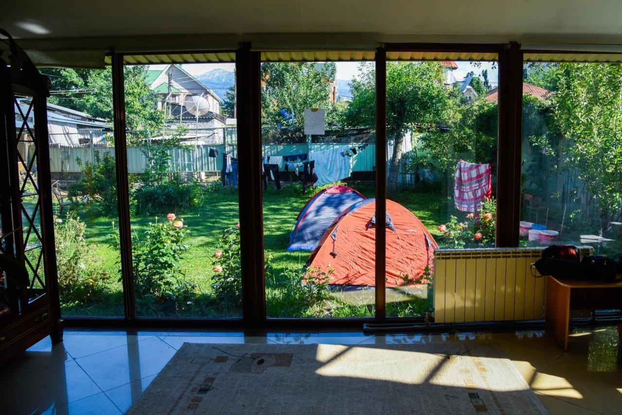 "European" Backpackers Hostel In 알마티 외부 사진