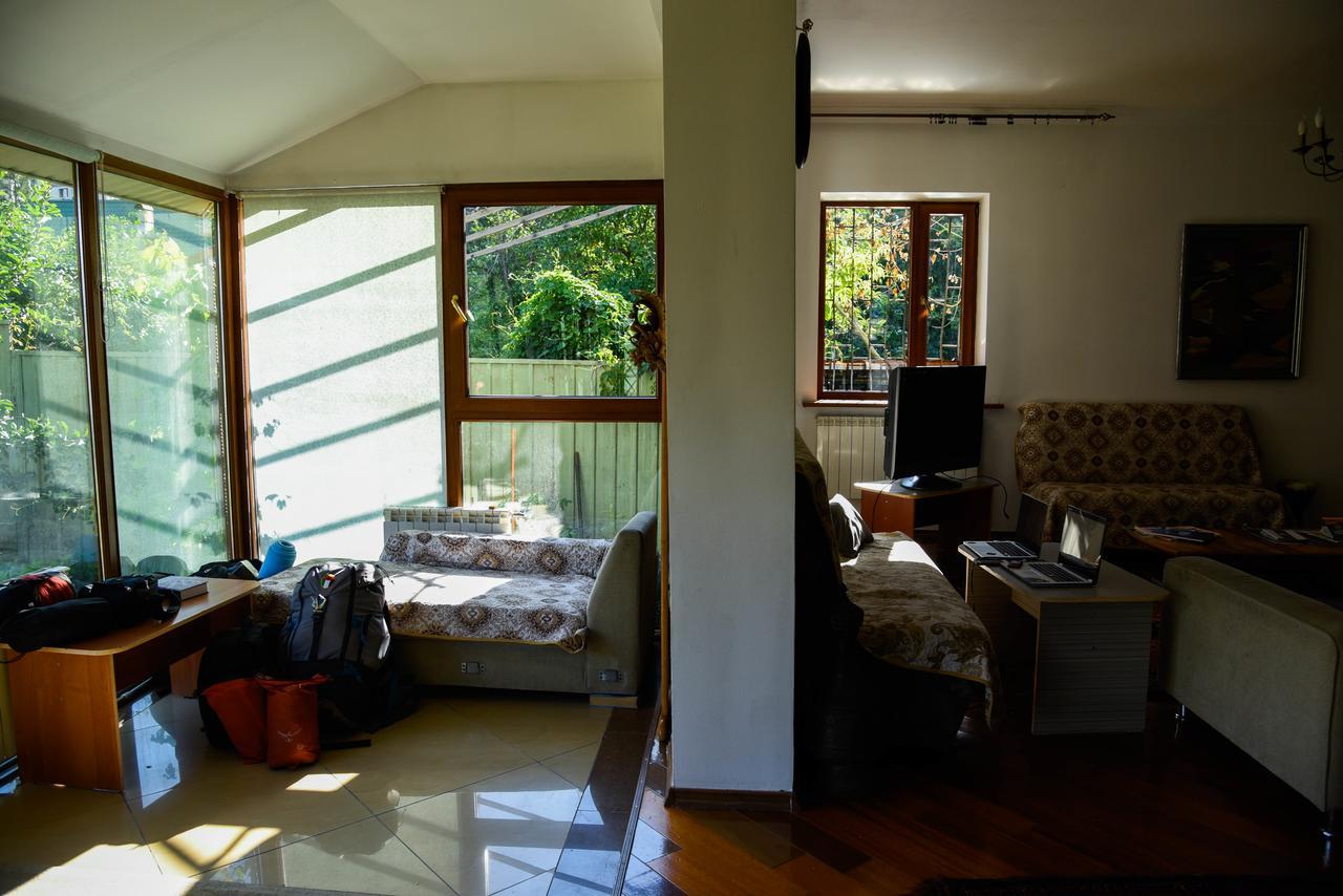 "European" Backpackers Hostel In 알마티 외부 사진