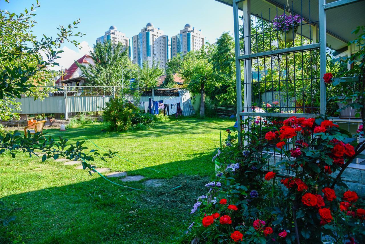 "European" Backpackers Hostel In 알마티 외부 사진