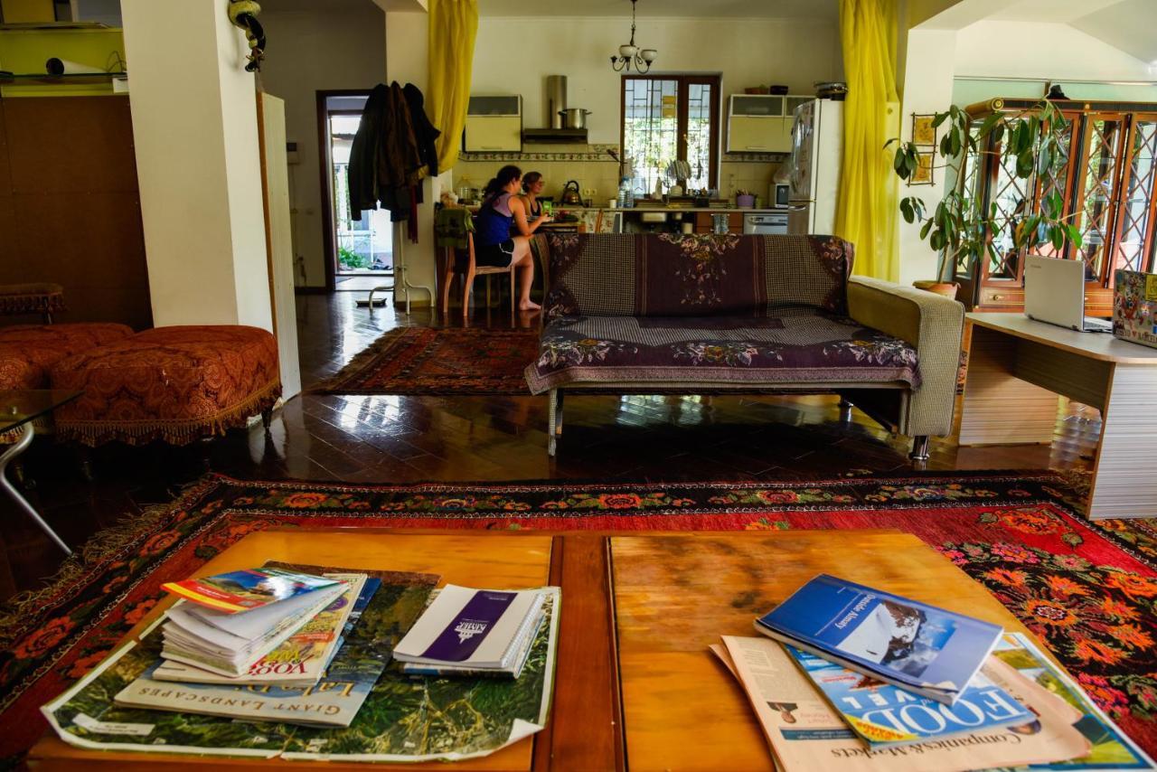 "European" Backpackers Hostel In 알마티 외부 사진