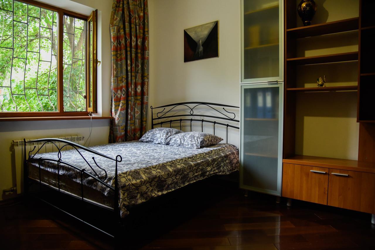 "European" Backpackers Hostel In 알마티 외부 사진