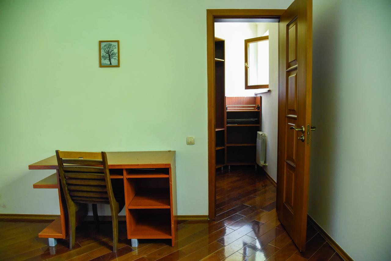 "European" Backpackers Hostel In 알마티 외부 사진